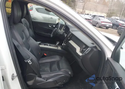 2021 Volvo Xc60 T6 Inscription z USA, uszkodzony, nr VIN YV4A22RL5M1698657